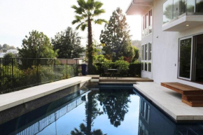 Luxe in Hollywood Hills- modern oasis, pool 5 min to Sunset